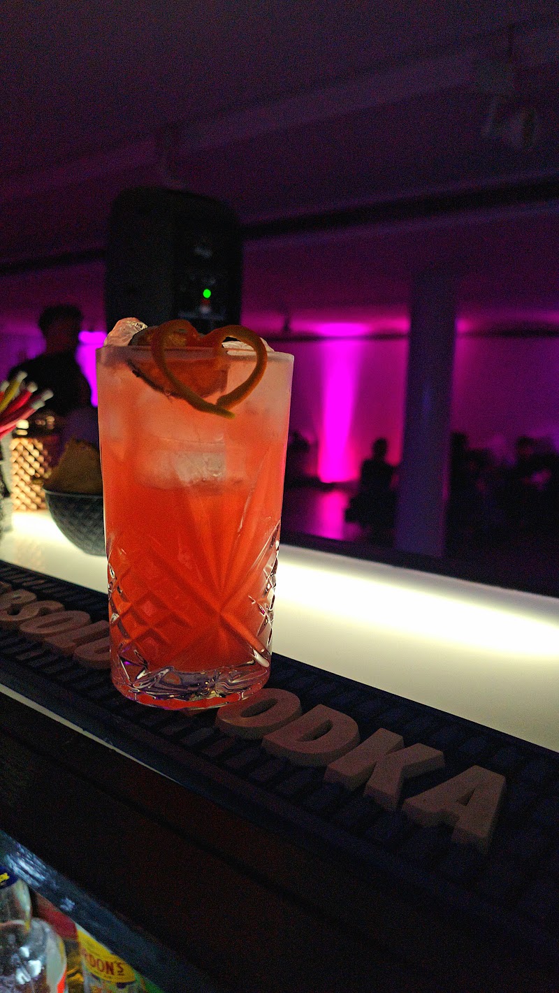 Cóctel con garnish de autor